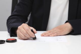 捺印中の写真│なぜ印鑑登録が必要なのか？